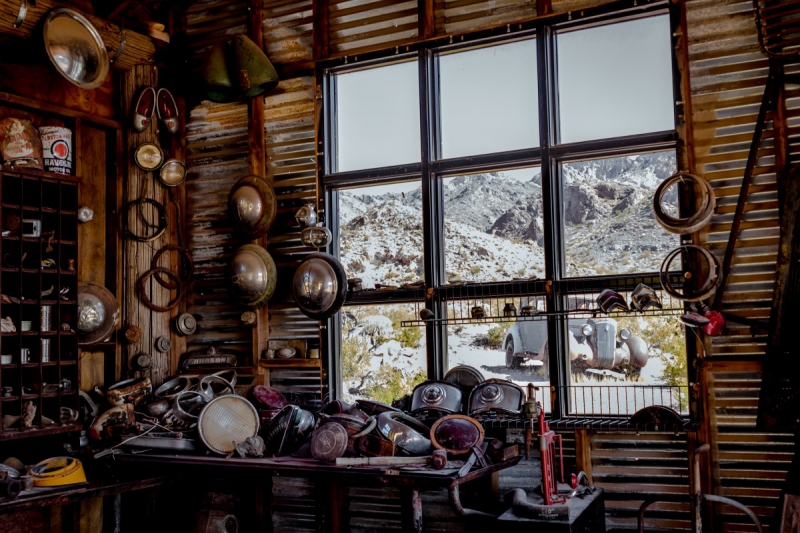 vente-LE VAL-min_shop_window_part_junk_abandoned-138873